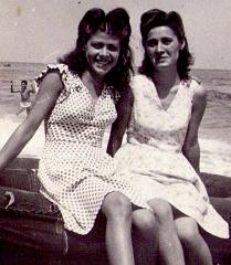 MA MAMAN ROLANDE SERRA et une amie à bouisseville plage. 